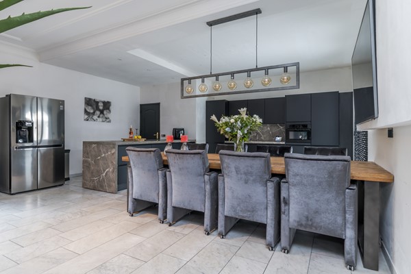 Foto - Te koop: Op een schitterende en rustige locatie in de geliefde villawijk "Moltbos" staat deze stijlvolle, vrijstaande villa met een uitzonderlijk royaal woonoppervlak.